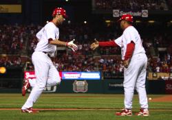 Wainwright congratulated by Oquendo, (Bill Greenblatt, UPI)