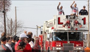 Fans line the streets of Warrensburg as members of the Central Missouri basketball team make their way through the parade route (photo/UCM athletics)