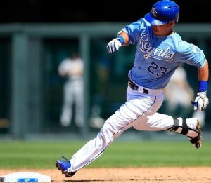 Nori Aoki rounds second on his way to third in the seventh inning. (photo/MLB)