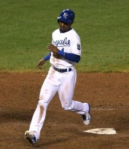 Jarrod Dyson scores the winning run as the Royals remain in first place. (photo/MLB)