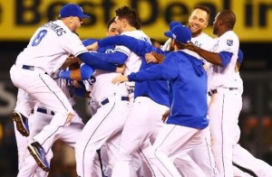 The Royals celebrate their 9-8 win over Oakland (photo/MLB)