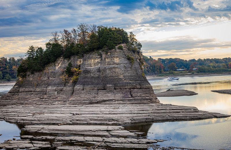 New nature guide features photography and travel insights for 80 “Scenic Natural Wonders of Missouri” (LISTEN)
